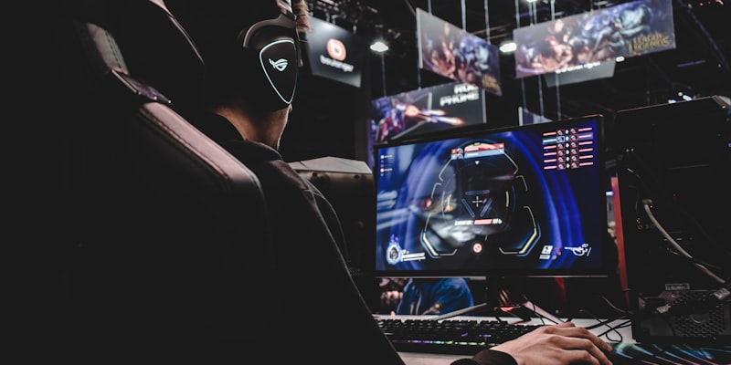 DOTA2国际邀请赛TI13直播现场 - 选手在巨大的冠军神盾前激烈操作